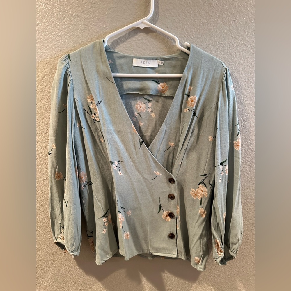 Astr The Label Long sleeve Blouse Women’s Size Medium Light Sefoam Green